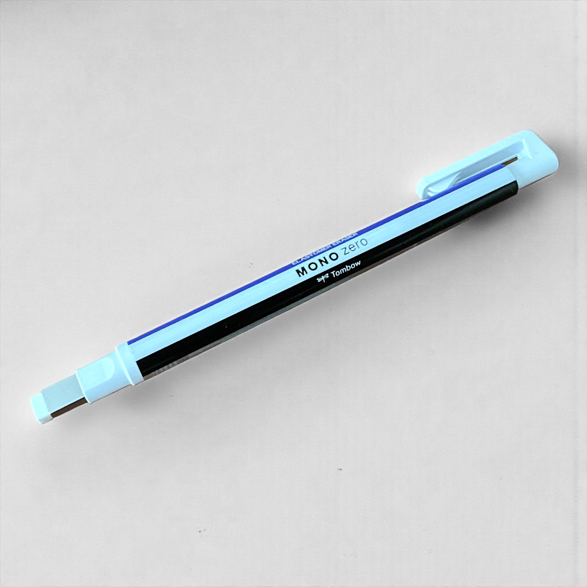 Goma de borrar Mono Zero. Rectangular. Azul-Blanco-Negro. Tombow - Black Sheep Handmade