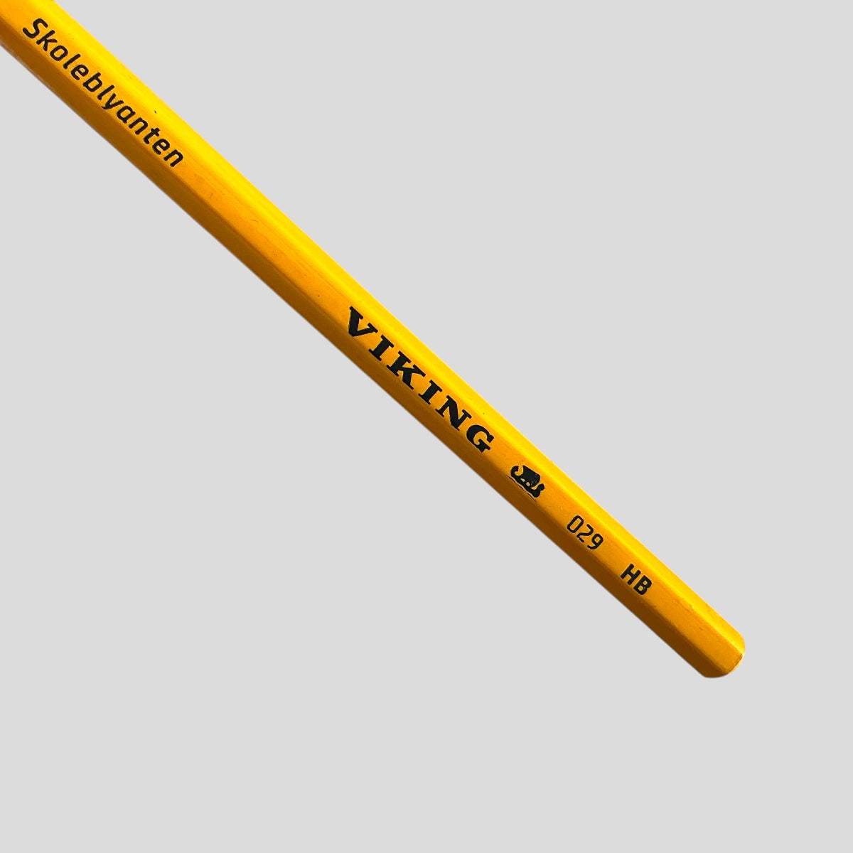Lápiz Skoleblyanten 029 HB. Amarillo. Viking - Black Sheep Handmade