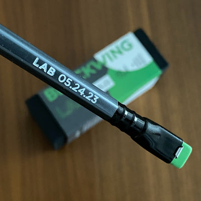 Lápiz Blackwing Lab.05.24.23 + caja original (1 lápiz) - Black Sheep Handmade