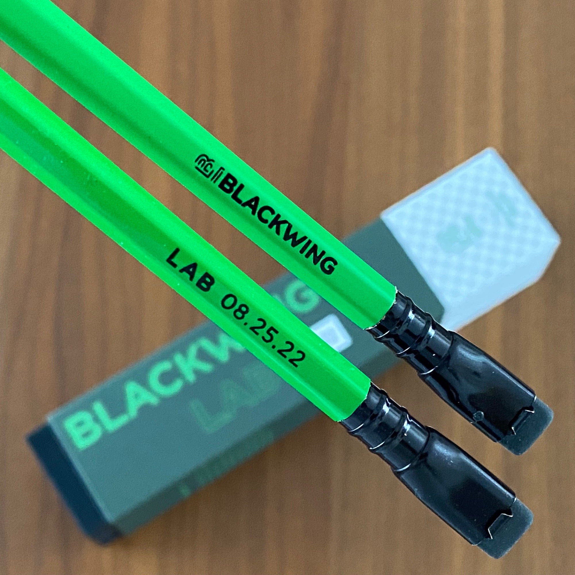 Lápiz Blackwing Lab.08.25.22 + caja original (2 lápices)